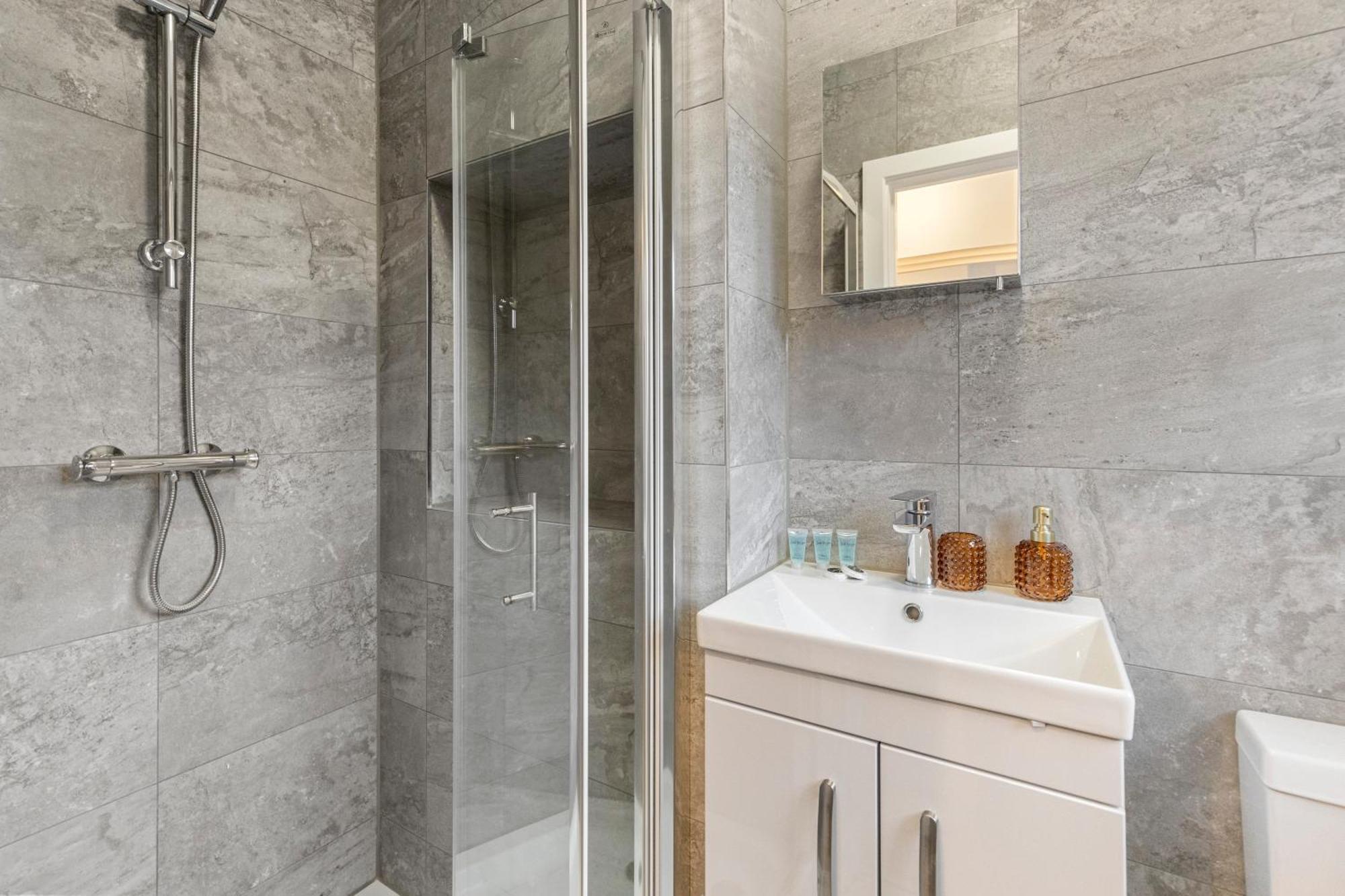 Beautiful-Cosy-King Sized Bed Flat 3 Min Walk To Tube Station Londres Exterior foto